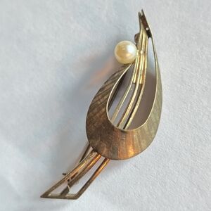 Vintage brooch White pearl dark gold tone metal pin leaf